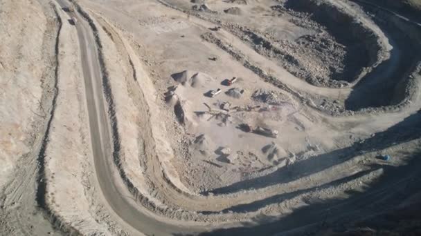 Vista dall'alto della cava di sabbia con escavatori. Gli hanno sparato. Operazioni minerarie a cielo aperto con escavatori operativi. Concetto di industria mineraria — Video Stock