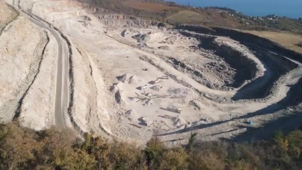 Vista superior de la cantera de arena con excavadoras. Le dispararon. Operaciones de minería a cielo abierto con excavadoras operativas. Concepto de industria minera — Vídeos de Stock