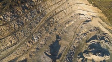 Ocağı ekskavatör ile en iyi görünümü. Vurdu. Ekskavatör taş ocağı karıncalar işçiler gibi mineraller çıkarım için çalışır. Madencilik Sanayi kavramı