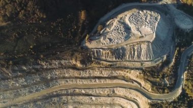 Basamaklı taş ocağı üstten görünüm. Vurdu. Taş ocağı açık dikey banklar yöntemiyle çalışıyor. Madencilik Sanayi kavramı