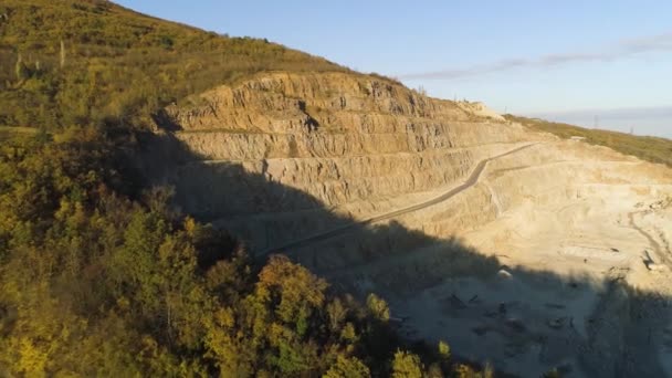 Felülnézet kőbánya és erdő. Lövés. Kontraszt, bányászat, természeti környezetben, erdőkkel és hegyekkel — Stock videók