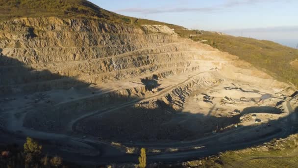 Vue de dessus de la carrière avec pelles. Fusillade. Excavatrices travaillent dans la carrière pour l'extraction de minéraux comme les travailleurs de fourmis. Concept d'industrie minière 