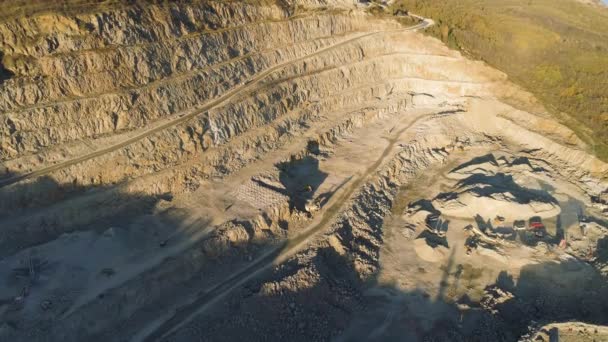 Vue de dessus de la carrière avec pelles. Fusillade. Excavatrices travaillent dans la carrière pour l'extraction de minéraux comme les travailleurs de fourmis. Concept d'industrie minière .