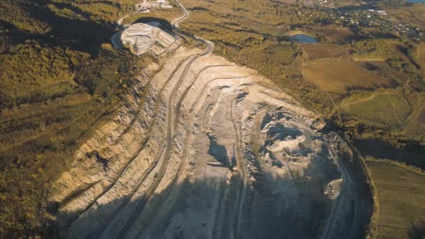 乡村采石场的顶视图。拍摄。采石场在山表面位于村庄附近。森林农村的采矿 — 图库视频影像