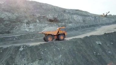 Büyük damperli kamyon taş ocağı tebeşir cevheri taşır. Madencilik sektörü.