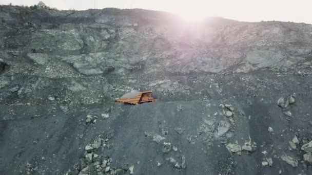 Gran camión volquete lleva mineral de tiza en la cantera. Industria minera . — Vídeos de Stock