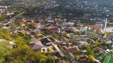 Üstten görünüm Hills Vadisi'nde yer alan şehir. Vurdu. Şehir, resort gibi ağaçlık tepeler arasında yer alan hayatta. Orman ve tepeler yaz, Güneş, yeşillik ve tatil beldesi