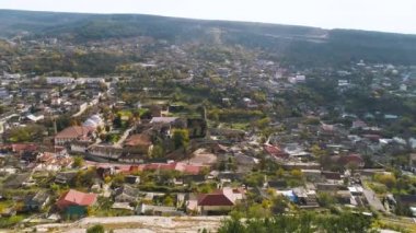 Üstten görünüm kenti yakınlarındaki hills, pitoresk Panoraması. Vurdu. Şehir rocky tepelerle çevrili ve orman ağaçları ile uyum içinde yaşayan