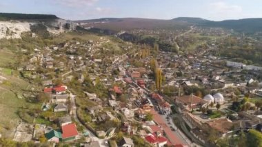 Üstten görünüm City tepelerin eteklerinde. Vurdu. Evler, yollar ve tepelerin eteklerinde bulunan sokaklar. Renkli eski şehir dağlarla çevrili tenha alanda bulunmaktadır