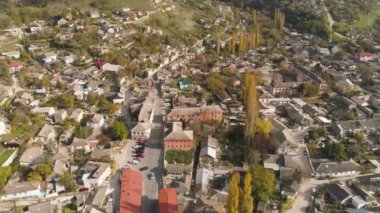Üstten görünüm City tepelerin eteklerinde. Vurdu. Evler, yollar ve tepelerin eteklerinde bulunan sokaklar. Renkli eski şehir dağlarla çevrili tenha alanda bulunmaktadır