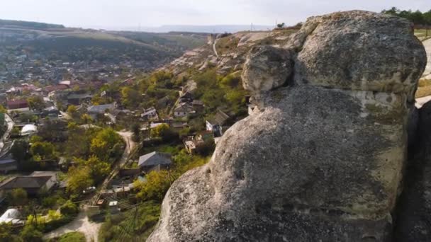마을에 매달려 돌 절벽의 최고 볼 수 있습니다. 총. 바위 절벽으로 언덕으로 둘러싸인 계곡에 위치 하는 주택. 생활 바위 절벽 근처의 위험 — 비디오