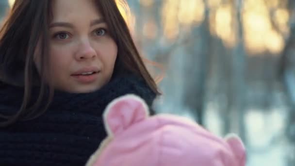 Close Mãe Segurando Bebê Parque Inverno Neve Passeio Inverno Livre — Vídeo de Stock