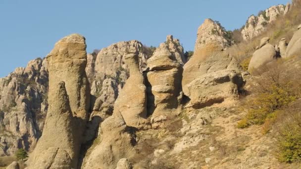 Pintoresco paisaje de montañas con pequeños árboles verdes en los picos a finales de otoño. Le dispararon. Hermosas rocas inusuales y arbustos marchitos en el atardecer de otoño — Vídeo de stock