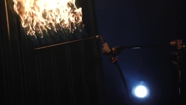 Brûlage d'un parement métallique gris avec torche au butane. dans l'obscurité. Gros plan . — Video