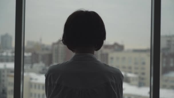 Close-up van jonge vrouwen in wit overhemd op de office-staande in de buurt van het venster. Achteraanzicht. — Stockvideo