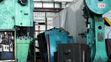 Ağaç işleme fabrika makinaları için kapatın. Bir atölye, fabrika kavramı eski görünümlü metal makine aletleri.
