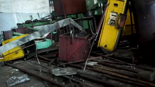 Abandoned old, useless details of machine tools in workshop, metal scrap. Many different parts of broken, outdated machins at a factory. — Stock Video