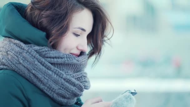 Крупный План Юной Брюнетки Мобильным Телефоном Сидящей Зимой Скамейке Центр — стоковое видео