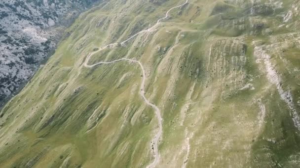 山路的顶视图 山坡上危险蜿蜒的道路 令人叹为观止的山中的道路景观 — 图库视频影像
