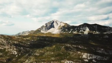 Üstten görünüm kayalık arazi yeşil kaya ile. Hisse senedi. Rock dağ erozyon. Dağlar ve doğa güzel görünümünü. Dağ panorama mavi gökyüzü bulutlu
