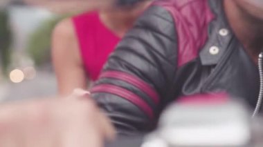 İki motosiklet gezisi sonra Close-up. Hisse senedi. El motosiklet üzerindeki aşıkların yakın çekim. Kadın cinsel gaza bastığında motosiklet üzerinde el mans.
