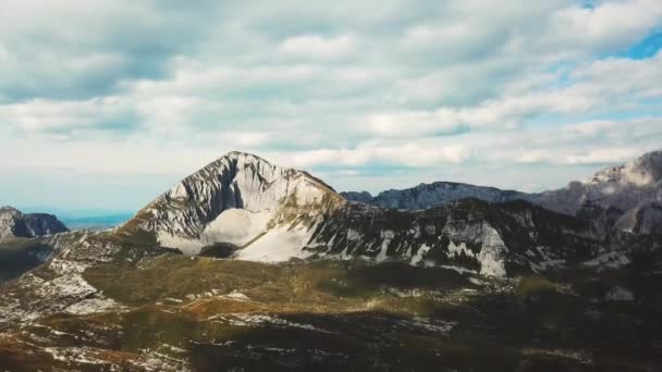Κάτοψη του βραχώδους εδάφους σε πράσινο με το βράχο. Απόθεμα. Ροκ βουνό διάβρωση. Όμορφη θέα στα βουνά και φύση. Ορεινό πανόραμα κατά της μπλε του ουρανού με σύννεφα — Αρχείο Βίντεο