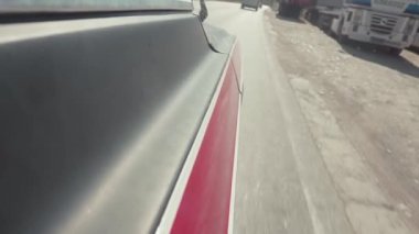 Yakın çekim yan yolda araba. Hisse senedi. Yaz aylarında güneşli yolu üzerinde eski araba yakın çekim manzara. Araba ile yaz gezisi