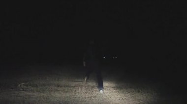 Araba takibi koşan adam. Hisse senedi. Adam arka görünümünden araba farlar tarafından aydınlatılmış kaçmak korkuttu. Cezai işlem adam takip ile sona erdi