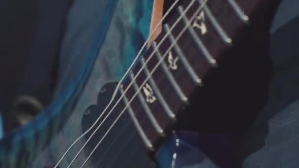 Close-up de mãos tocando baixo. Estoque. Mãos masculinas de guitarrista tocando acordes no baixo. Música executada na guitarra — Vídeo de Stock