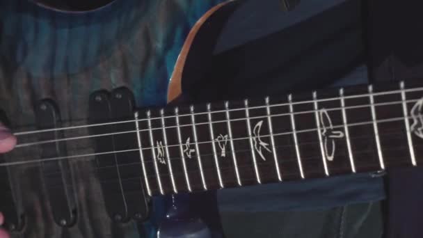 Bas gitar çalmaya eller Close-up. Hisse senedi. Erkek eller bas gitar akorları oynamak gitarist. Gitar müziği — Stok video