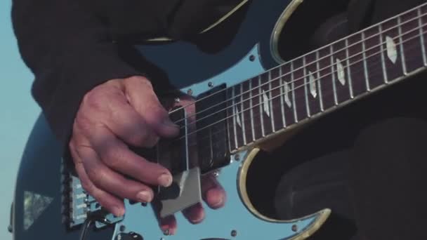 Primer plano de las viejas manos del guitarrista tocando el bajo. Acciones. Masterful rendimiento de tocar la guitarra del viejo músico. Arte musical de tocar la guitarra — Vídeos de Stock