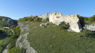 Rock gorge yukarıda. Vurdu. Üstten görünüm peyzaj taş ridge hills, mavi gökyüzü ve yeşil gorge. Dağ gorge güneşli bir günde