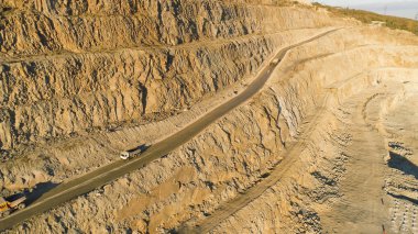 Kamyon ile taş ocağı üstten görünüm. Vurdu. Çok aşamalı pit duvarı incelemesi ve kamyon ve Damper için onu yolda geçen için. Taş ekstraksiyon kademeli teknoloji