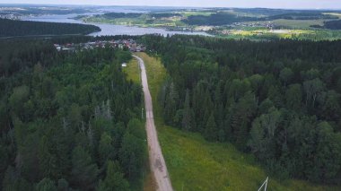 Ormandaki tek gören en iyi manzarası. Küçük. Şehir sakin ve huzur içinde ormanda yer uzak evden. Arka plan orman bölgesinde nehir kıyısında şehirdir