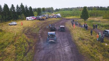 Moskova, Rusya - Eylül 2018: Yukarıdan off-road yarış. Küçük. SUV'lar kirli yarışlarda başlangıç yerlerini atın. Motor sporlarında sezonun olay
