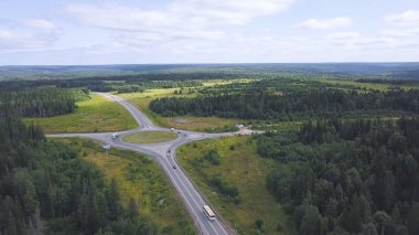 Üstten görünüm trafik ile kırsal dolambaçlı. Küçük. Güzel manzara orman ufuk ve kırsal yollar ringde kesişimi. Dolambaçlı yol kuralları