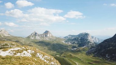 Üstten görünüm dağ Vadisi manzara. Hisse senedi. Ufuk dağ Vadisi kayalar ve mavi gökyüzü bulutlu güneşli