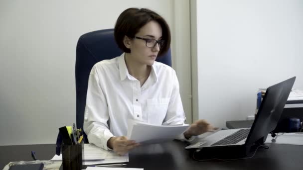 Die Junge Schöne Geschäftsfrau Mit Kurzen Dunklen Haaren Und Weißem — Stockvideo