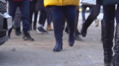 Şehirdeki insanlar kalabalık metrelik Close-up. Kalabalık insan ayak üstünde şehirde kirli kar kış aylarında ezin. İnsanların kentsel hareket