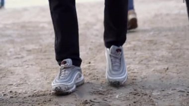 Şehirdeki insanlar kalabalık metrelik Close-up. Kalabalık insan ayak üstünde şehirde kirli kar kış aylarında ezin. İnsanların kentsel hareket