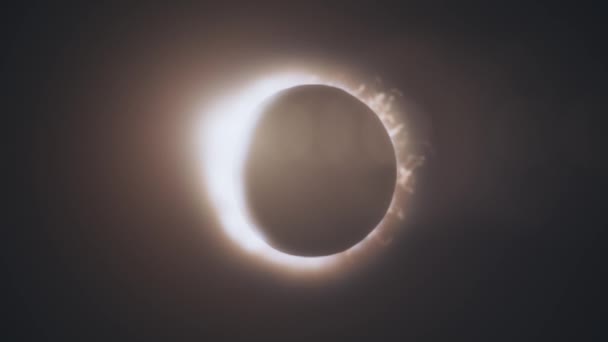 Animação abstrata de eclipse de sol. Lua fecha sol deixando anel de fogo no fundo preto. Animação de um fenômeno astronômico — Vídeo de Stock