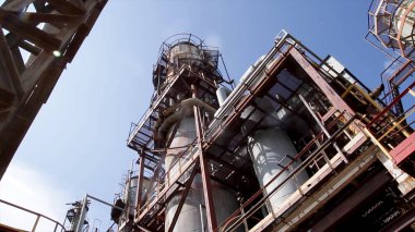 Kimyasal tesis yapısını. Yakın sanayi petrol rafineri tesisi formu Sanayi Bölgesi gündoğumu ve bulutlu gökyüzü ile manzaraya. Sanayi Bölgesi, petrol arıtma, yakın-up endüstriyel donatım