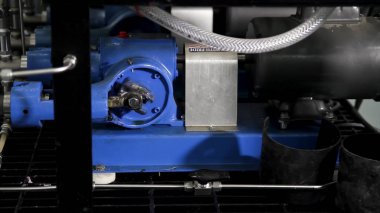 Motor, vites, bölümü. Yeni motor Piston araba makine. Sahne. Dişli çark döndürme kavramı kapatın. Mekanik parçalar