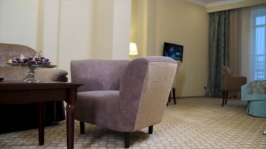 Otel veya ev Sovyet tarzı iç. Vintage mobilya ve retro dekorasyonu ile eski Tv. çağdaş oda iç oturma odası. Otel Sovyet tarzı iç