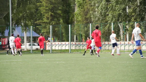 俄罗斯-莫斯科, 2018年8月25日: 跑步足球运动员。踢足球比赛的球员。年轻的足球运动员在球后奔跑。朋友一起踢足球。足球 — 图库照片