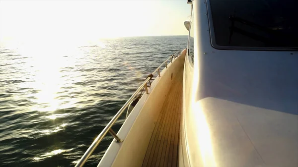 Jacht, Segelregatta. Szene. Luxusyachten. Segelschiffe Yachten im offenen Meer bei fantastischem Sonnenuntergang. Luxusboote. Farbenfroher Blick auf den Himmel von der Seite der Jacht im Meer — Stockfoto