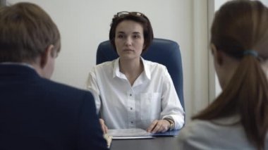 Proje onun ortakları ile tartışırken iş kadını gülümseyen. Takım toplantısı.