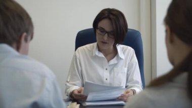 Onun ortakları ile anlaşma sızdırmazlık ve el sallayarak gülümseyen iş kadını. Takım toplantısı.