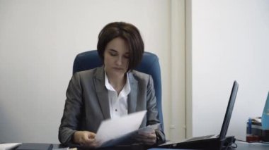 İş başarı kutluyor ve kağıtları atma memnun kadın işçi heyecanlı. Zafer kavramı.