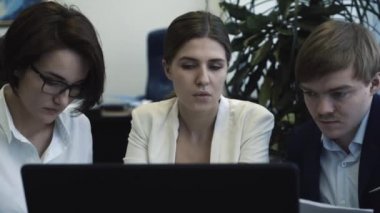 İş arkadaşlarınızla takım yeni bir office projesindeki tartışıyor. Yakın çekim.